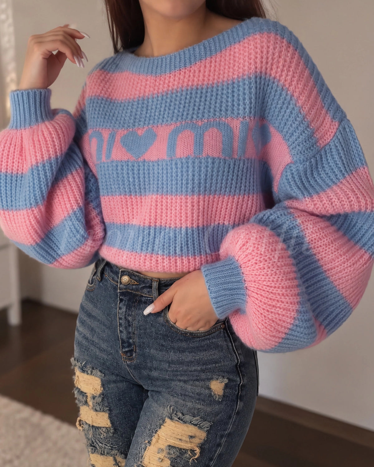 Niebiesko różowy sweter z bufiastymi rękawami