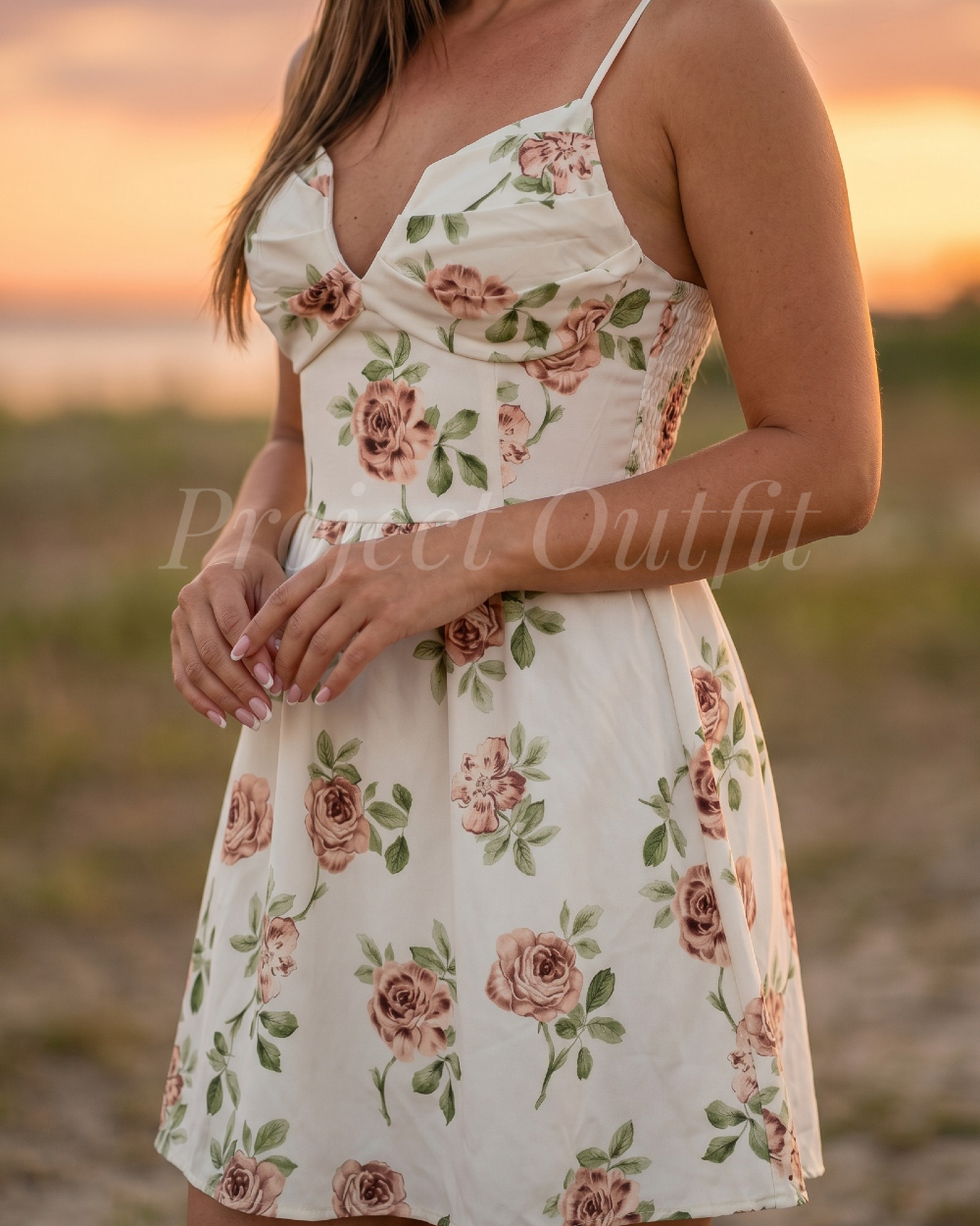 Elegancka sukienka w kwiaty - usztywniany dekolt